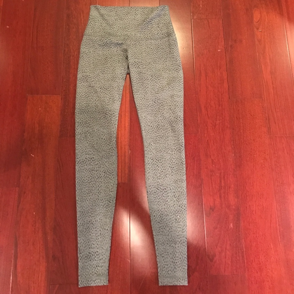 Lululemon high wasted grey cheetah print leggings!
