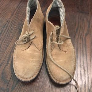 clarks dessert boot beige