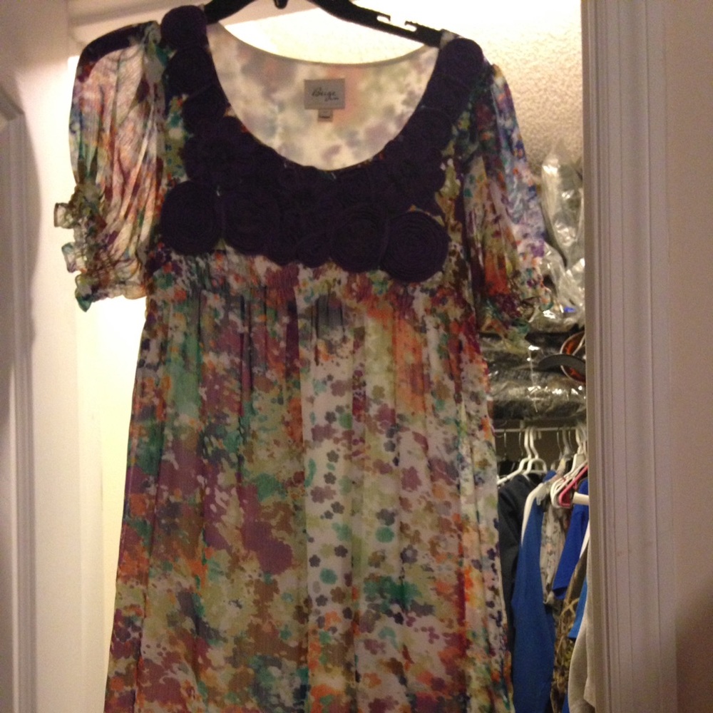 Cute floral pattern to the knees dress