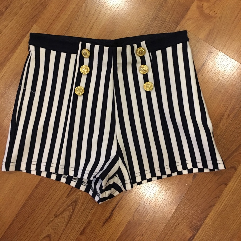 SHORTS FOREVER 21 SIZE MEDIUM.