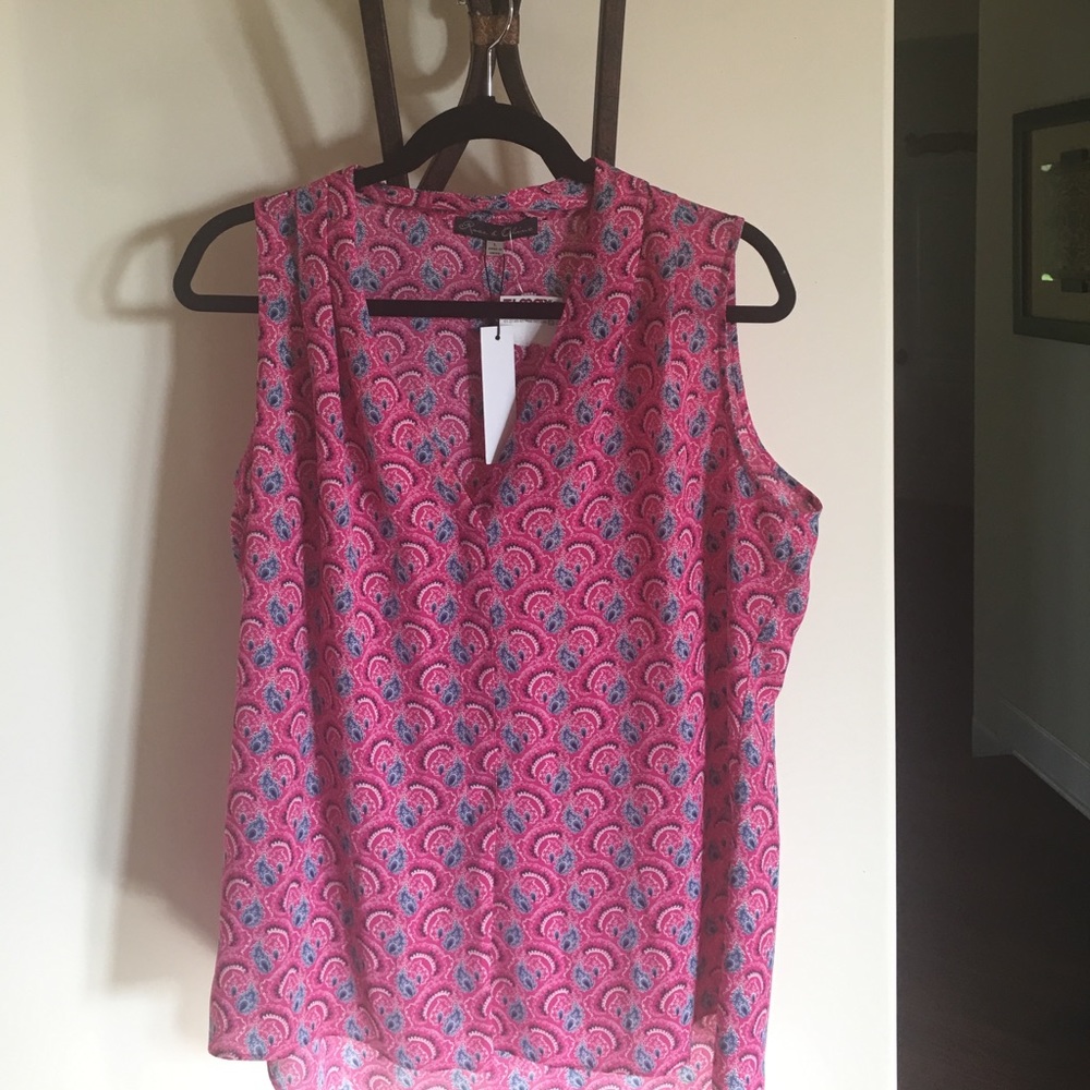Sleeveless high low top.