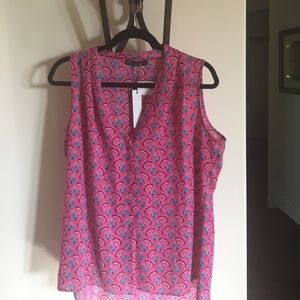 Sleeveless high low top.