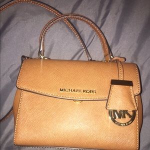 Michael kors- crossbody!!