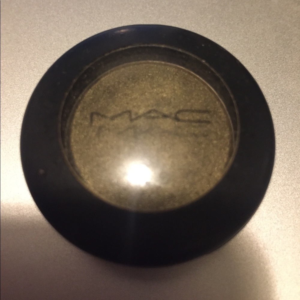 MAC SUMPTUOUS OLIVE EYESHADOW