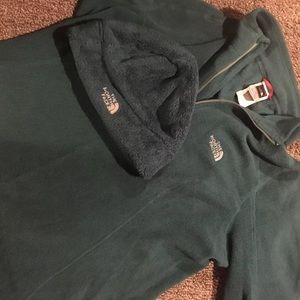 The North Face Pull Over w/ Hat