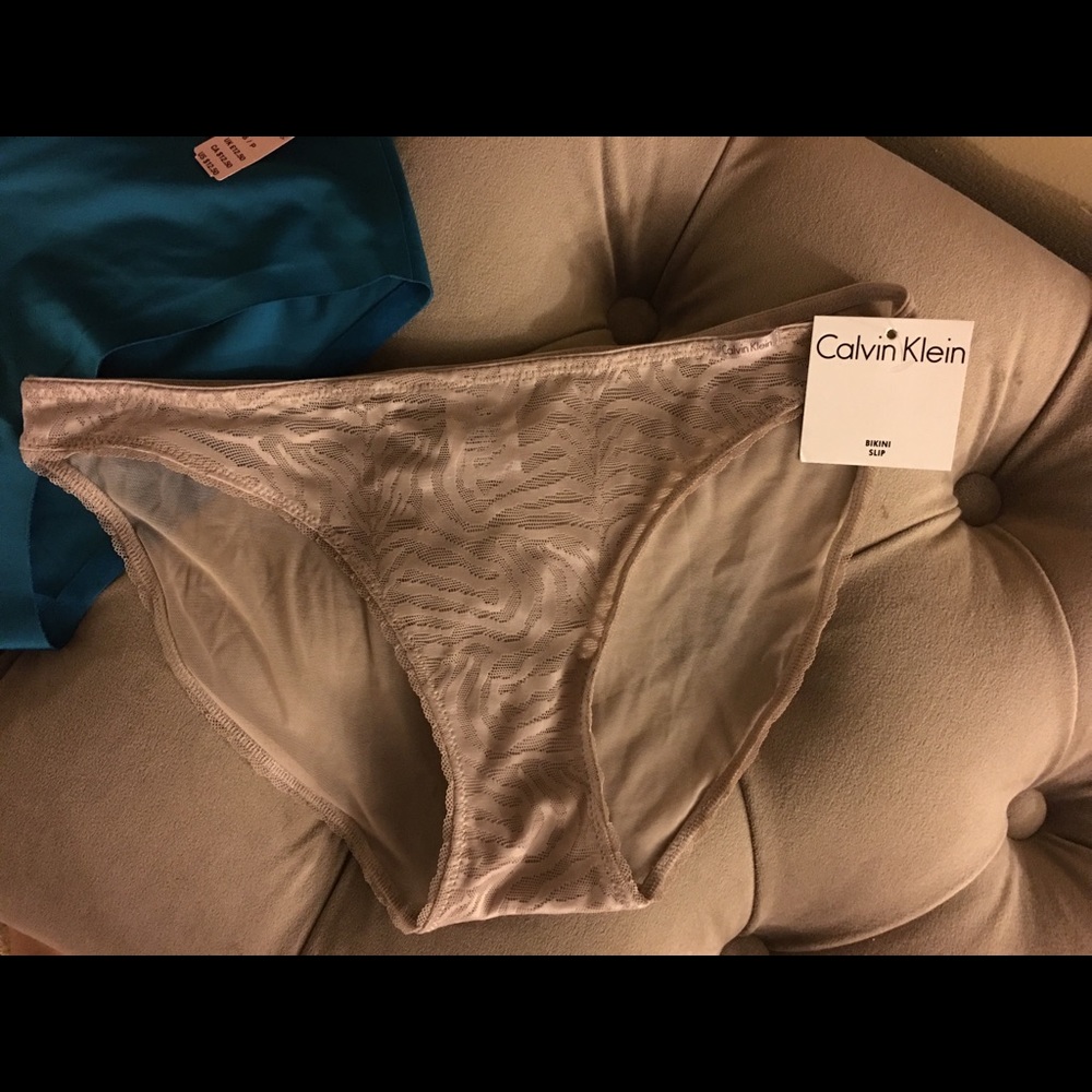 Calvin Klein & VS - Picture 2 of 3