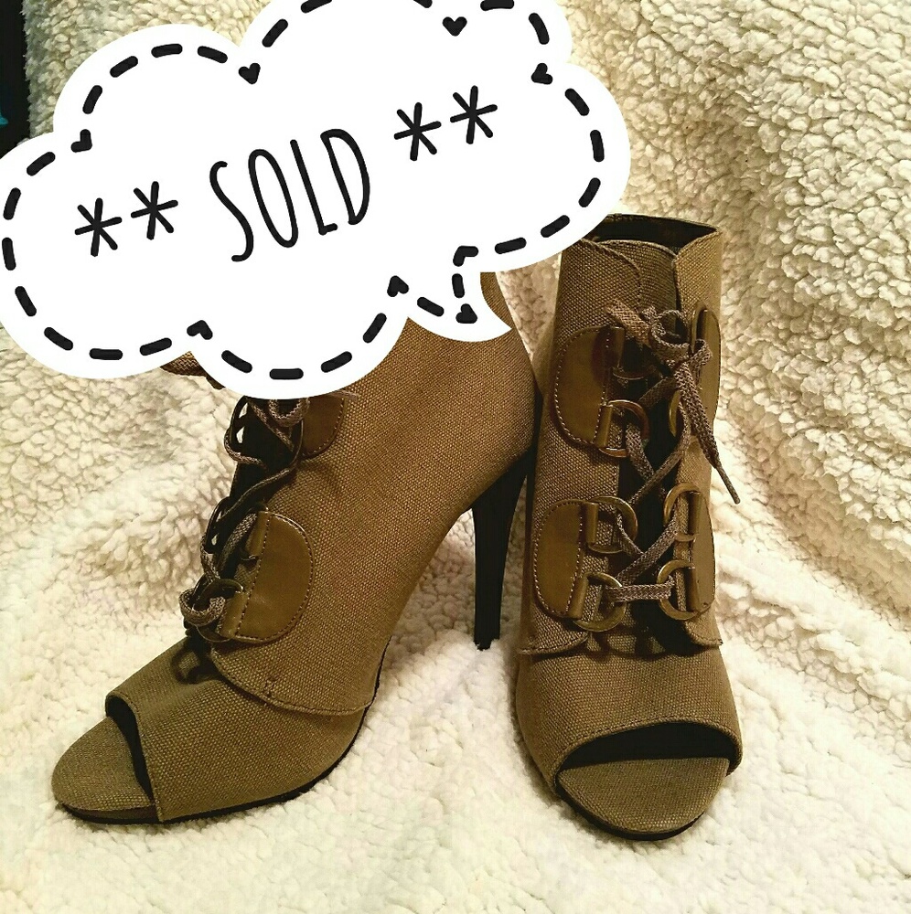 ** SOLD ** ELLE Vaughan Desert Booties Sz 7