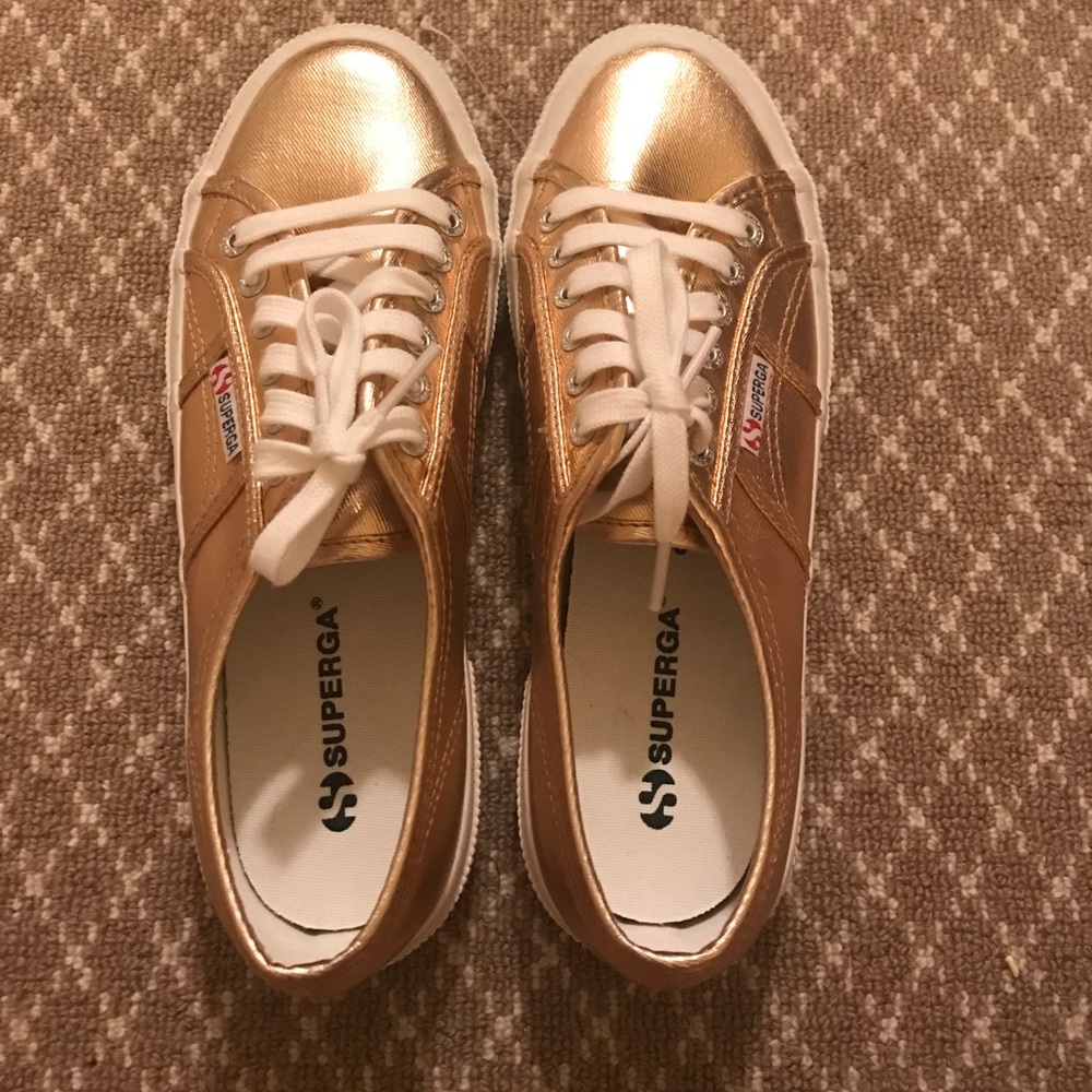 Brand new!! Rose gold supergas size 8! Very trendy