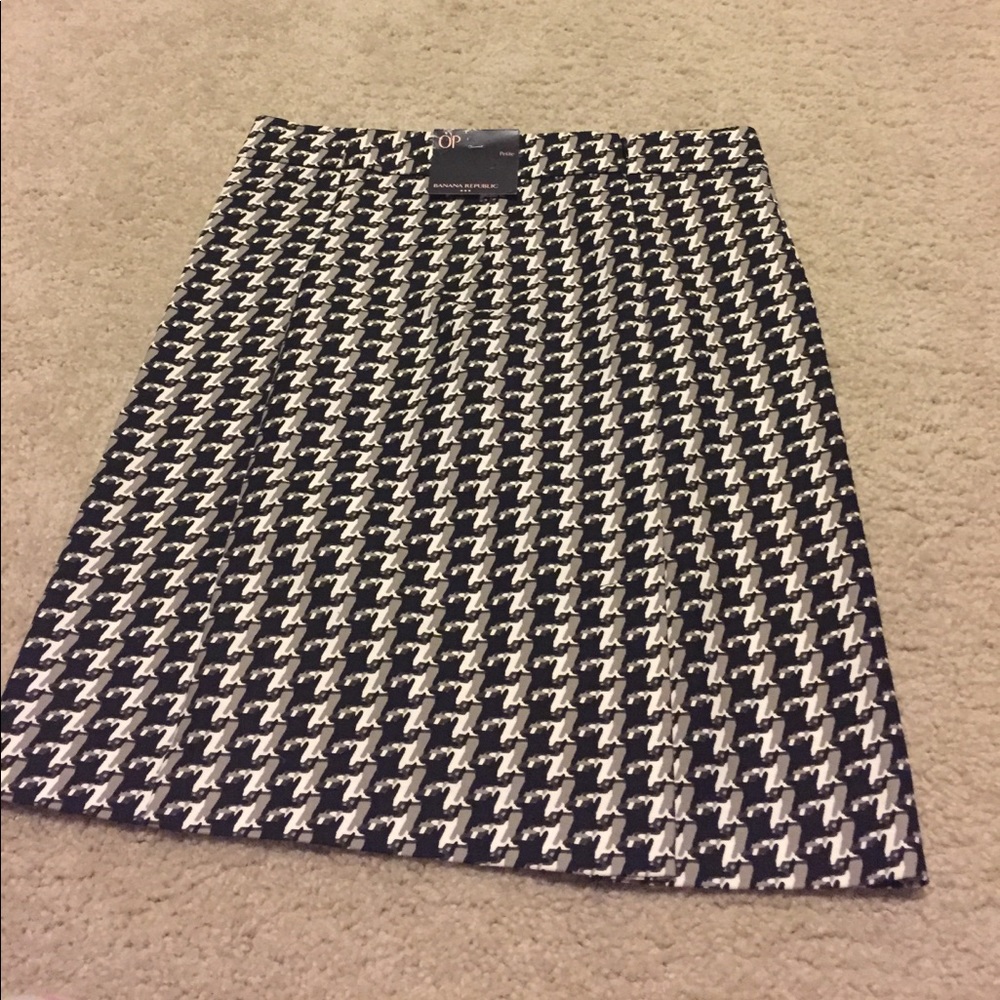 Black/gray/white geometric design skirt