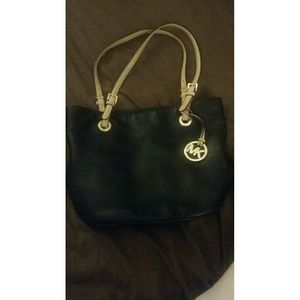 Black Michael kors purse!!