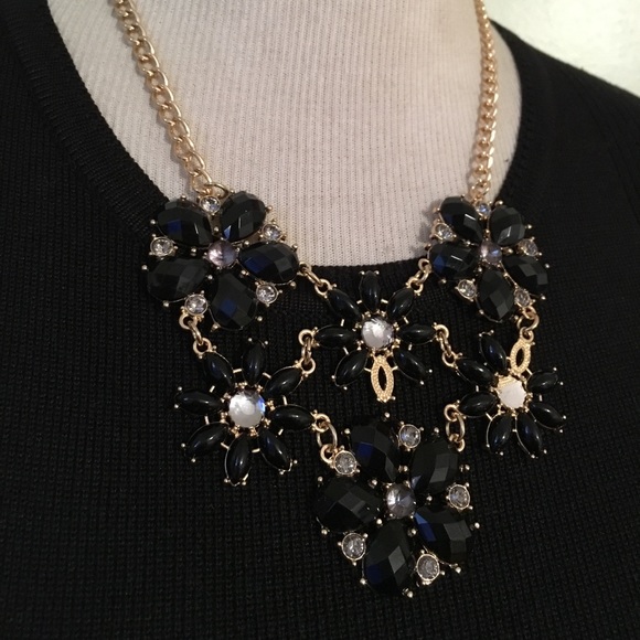 Jewelry - FLOWERS NECKLACE