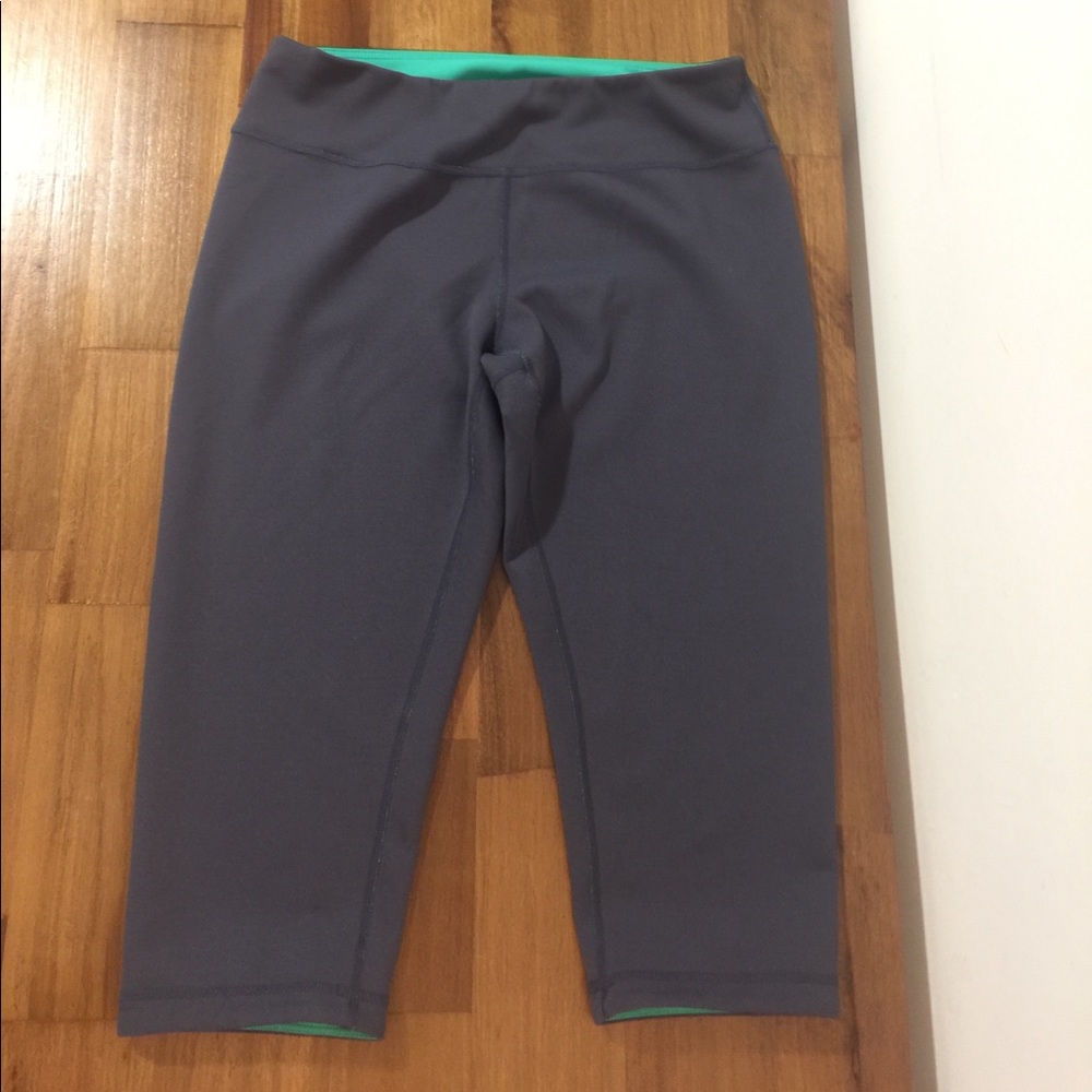 SOLD ** Zella Live in reversible Capri leggings