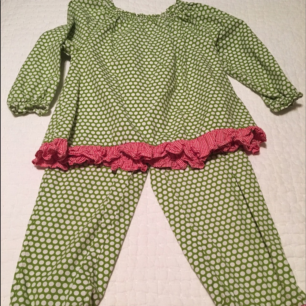 Beehave adorable matching top and pants. Ruffled.