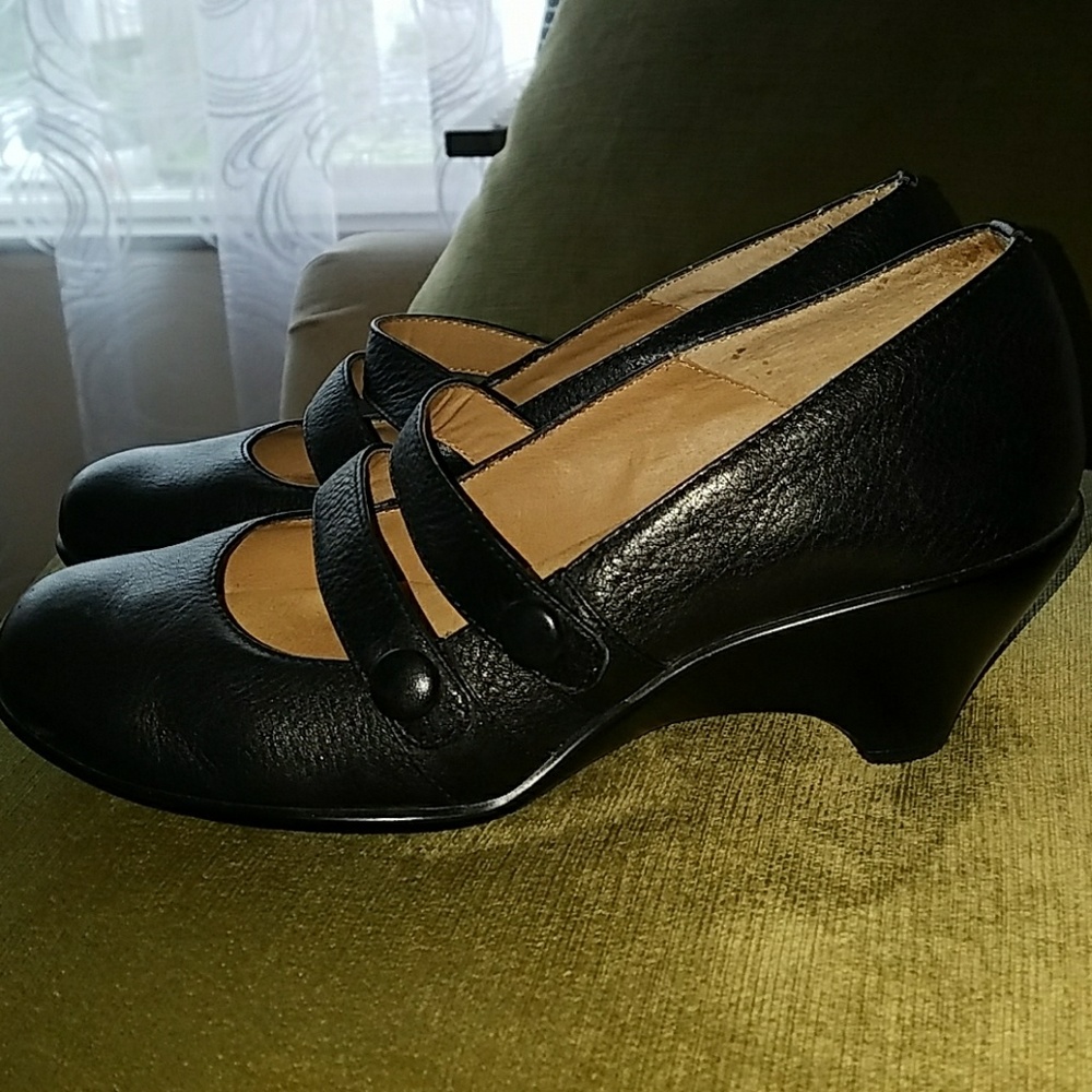 Shoes - Picture 2 of 6