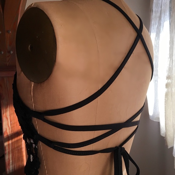 Crocheted Lace Crop Top - Picture 2 of 7