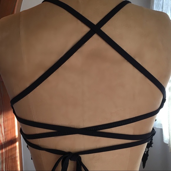 Crocheted Lace Crop Top - Picture 3 of 7