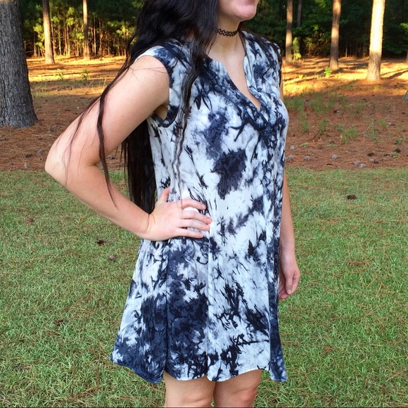 Dresses & Skirts - Black/White Tie-Dye Tunic