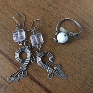 Set of earrings & adjustable ring.