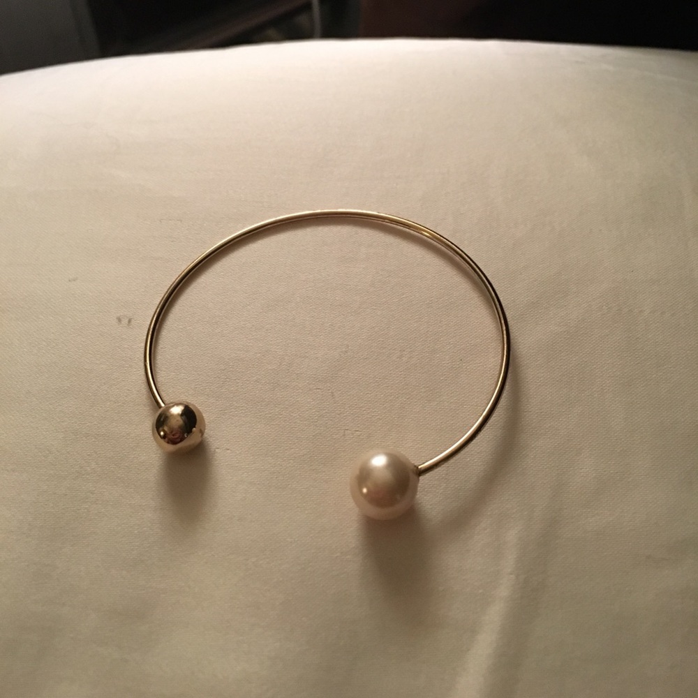 Gold and pearl bangle