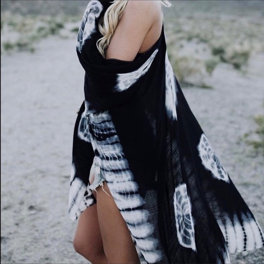 1 DAY SALE🛍HP🎉SCARLET Black Tie Dye Kimono - Picture 5 of 7