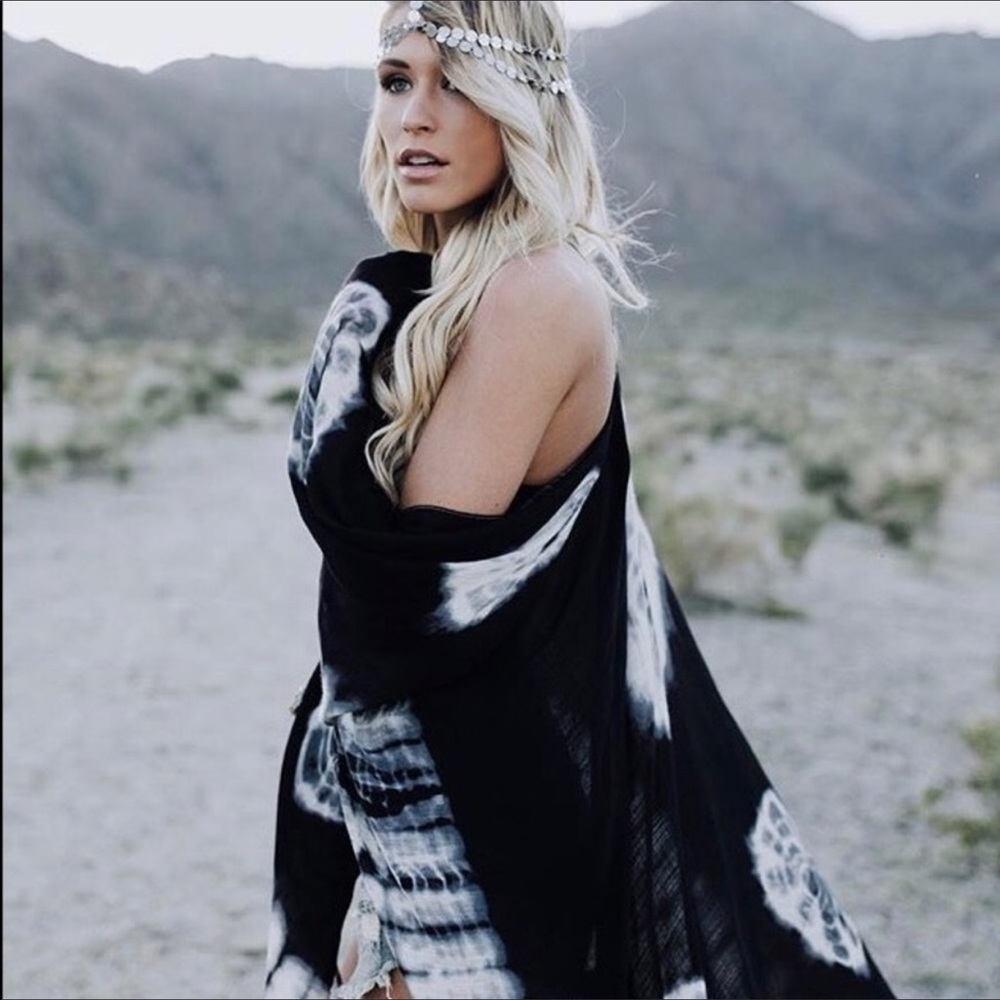 1 DAY SALE🛍HP🎉SCARLET Black Tie Dye Kimono