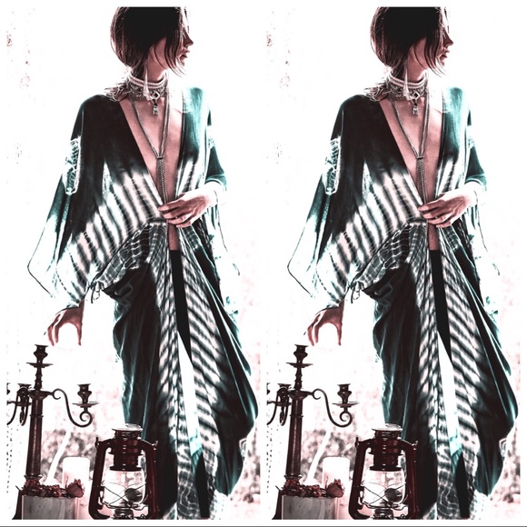 1 DAY SALE🛍HP🎉SCARLET Black Tie Dye Kimono - Picture 2 of 7