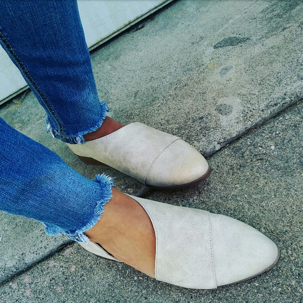 LAST PAIR!!//The Alexa// Stone vegan leather Flats - Picture 2 of 3