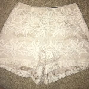 Cute cream lace patterned shorts