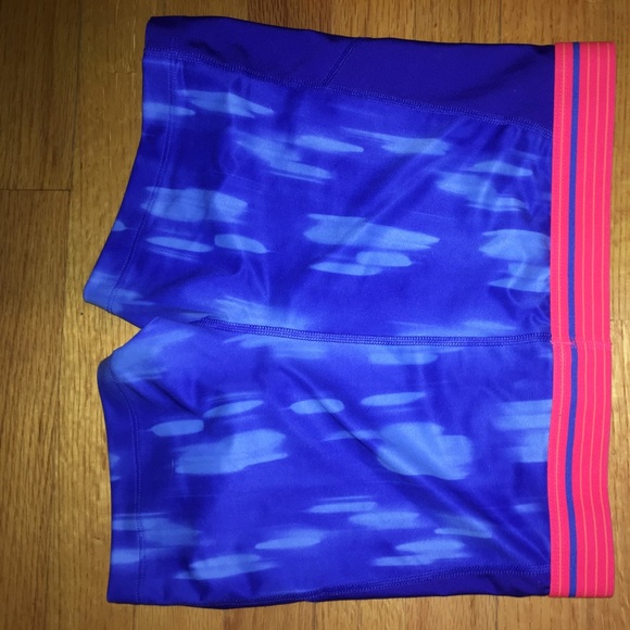 Women's, Under Armour Heat Gear Compression Shorts - Picture 6 of 6