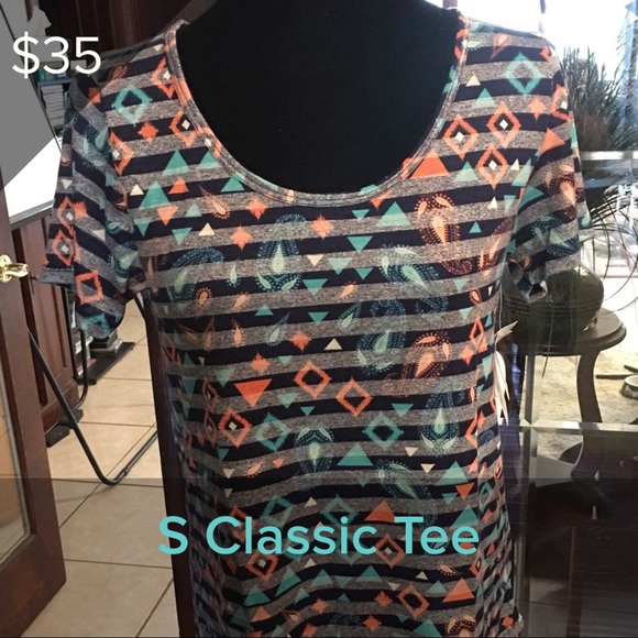 LuLaRoe Classic T - Picture 1 of 2