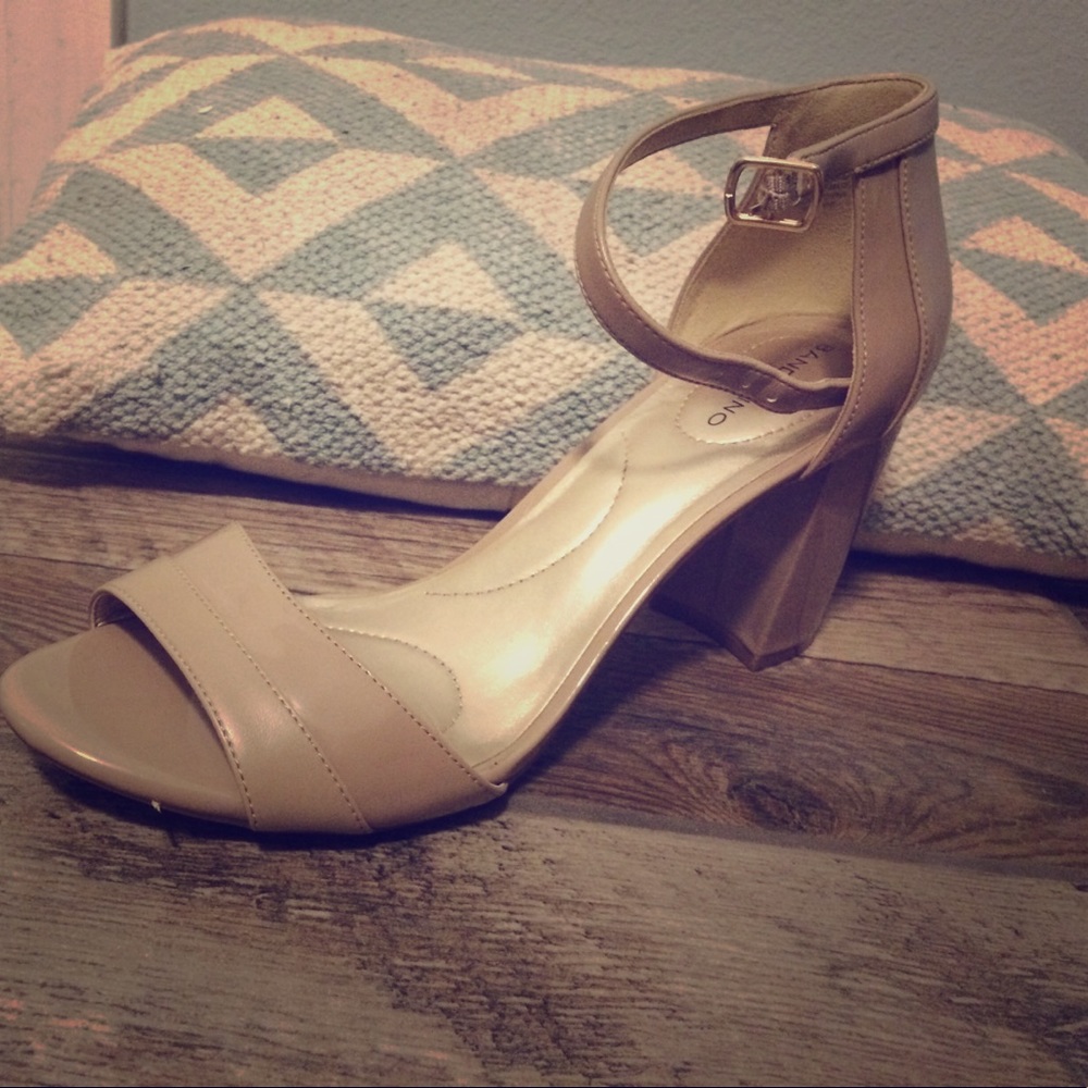 Dress sandals/heels