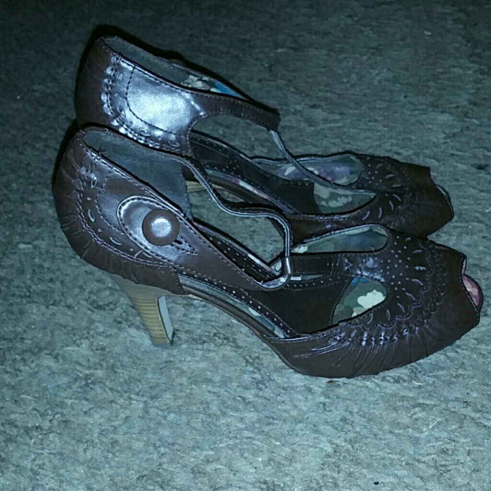 BROWN HEELS