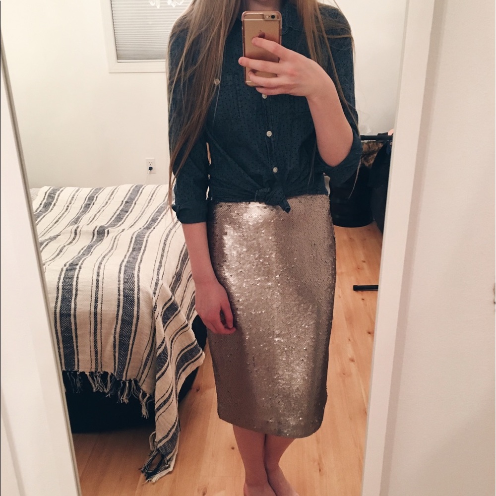 ❄️Casual Cool HP❄️ Champagne Sparkle Midi Skirt