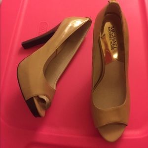 MICHAEL KORS BEIGE & BROWN PEEP TOE HEELS SIZE 8M