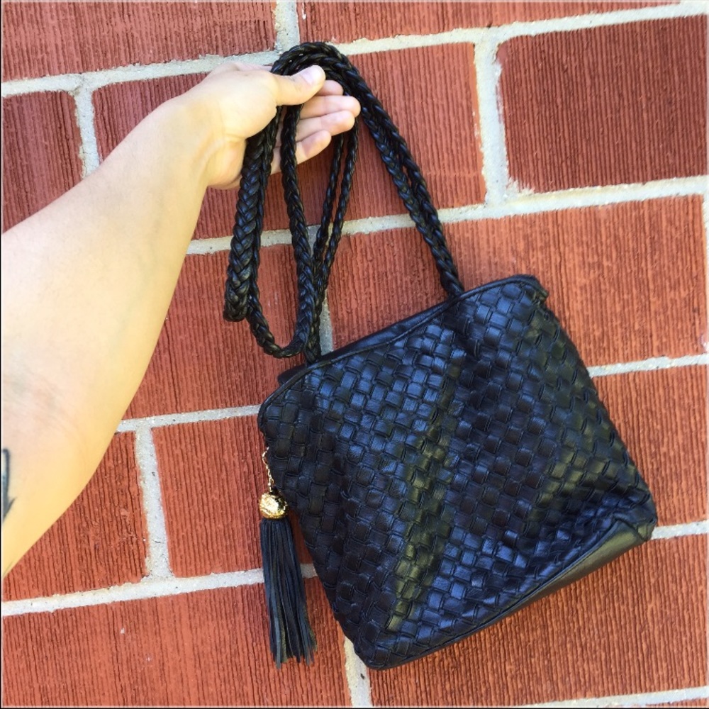 BLACK BRAIDED LEATHER SHOULDER BAG