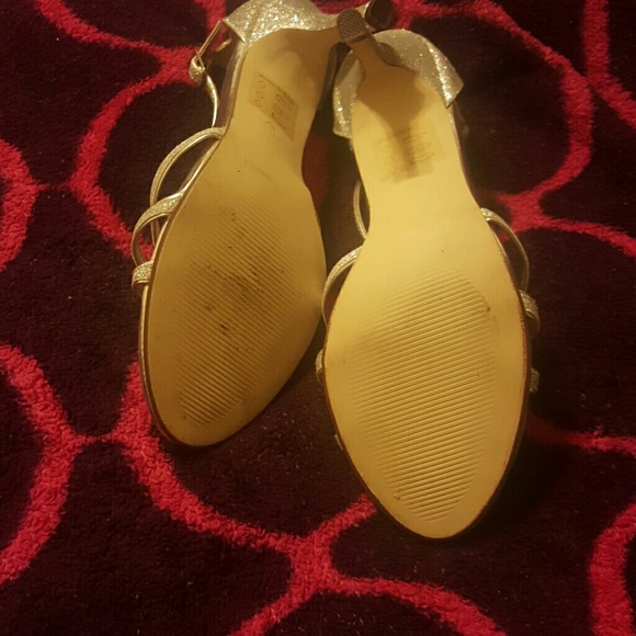 Silver Heels - Picture 3 of 4