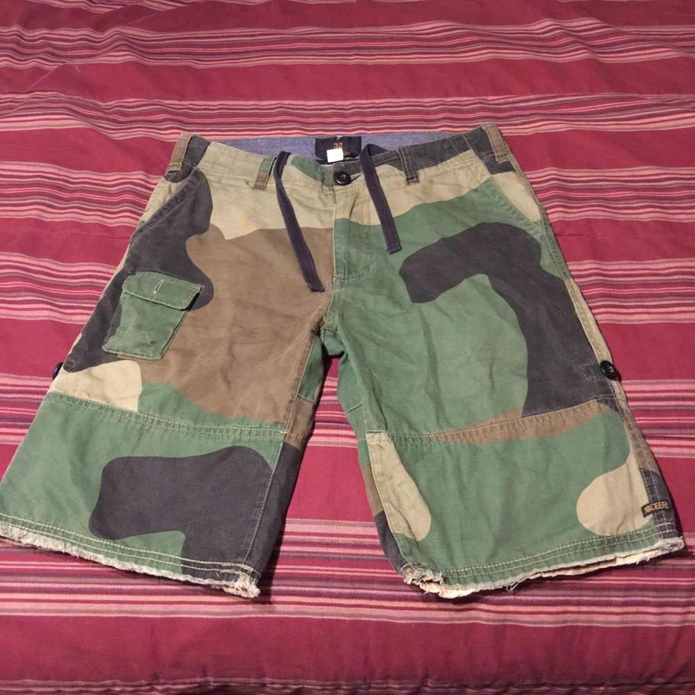 10 Deep army shorts