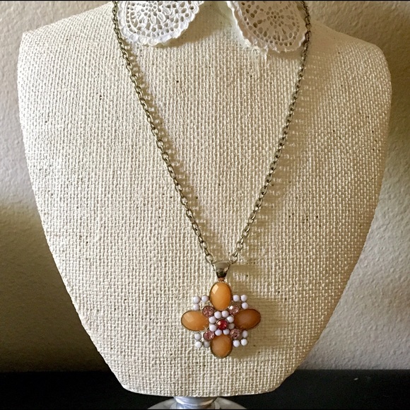 BNWOT SILVER TONE MULTI COLORED STONE  NECKLACE - Picture 2 of 3