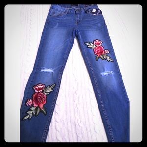 🎉HP!🎉Vintage-inspired" Rose Embroidered jeans