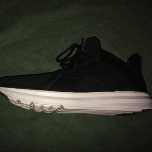 Pumas Enzo size 8 in women $95 dollars