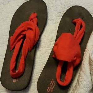 Coral and brown uoga mat sandala