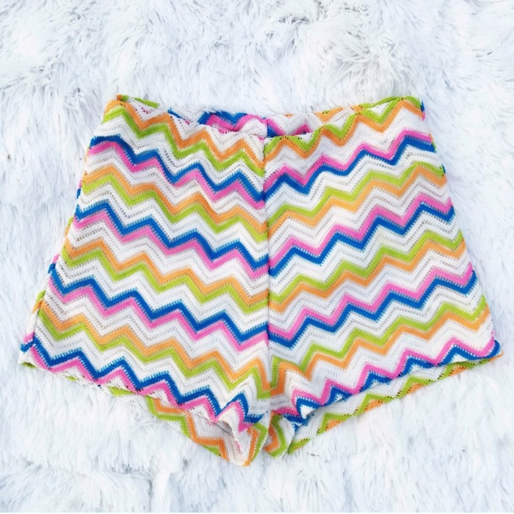 Groovy, funky hippie inspired high waist short! 🌼