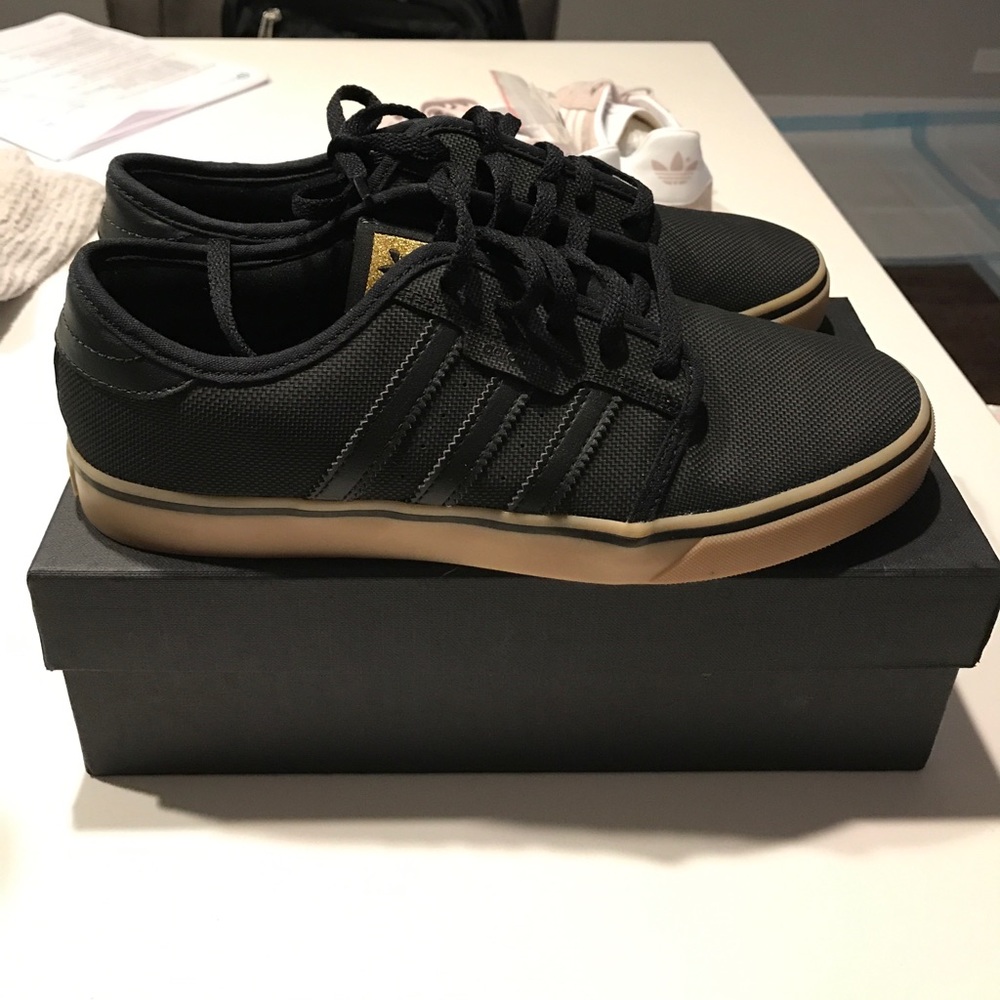 Adidas shoes sz 8. EUC