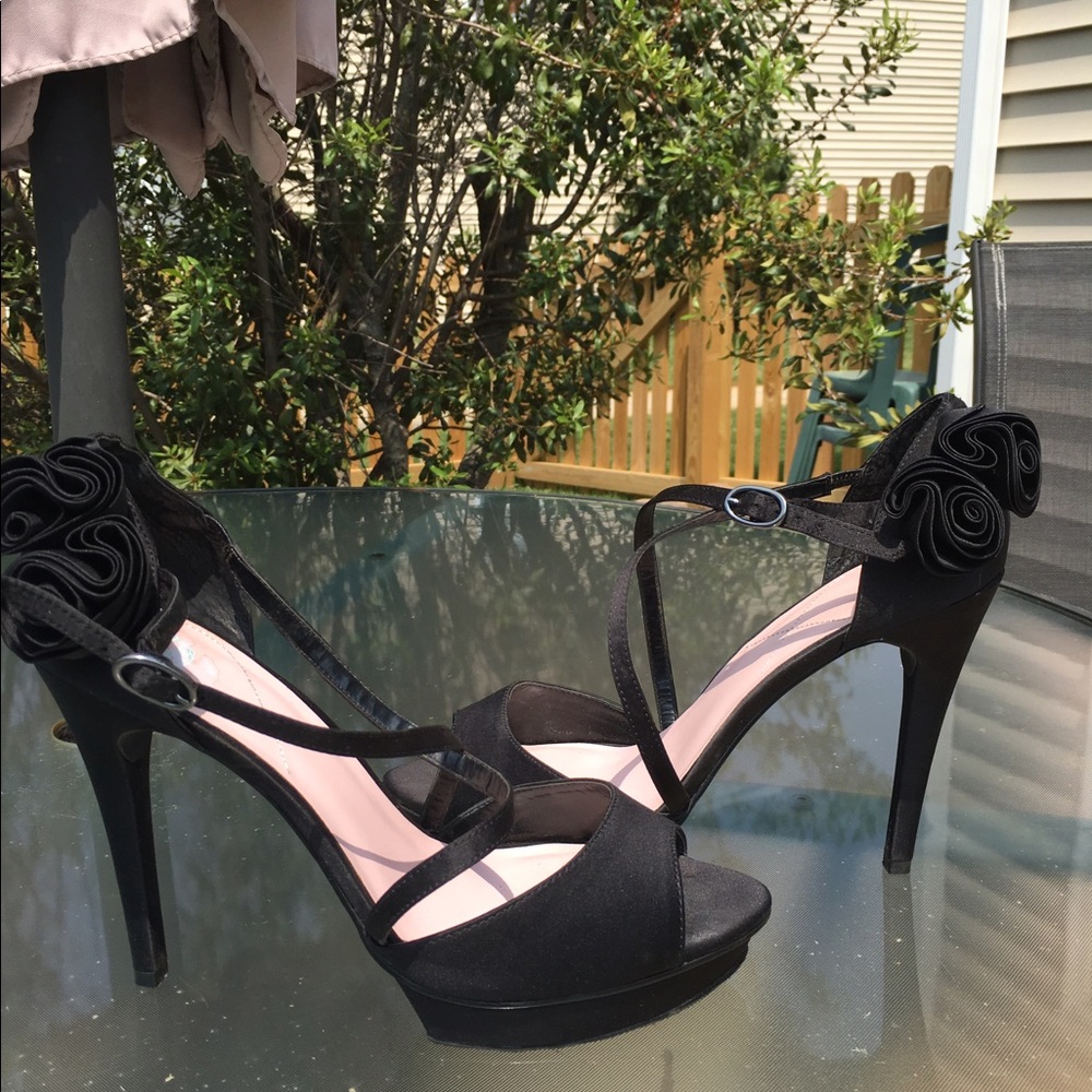 Beautiful Satin 4" high platform black high heel.