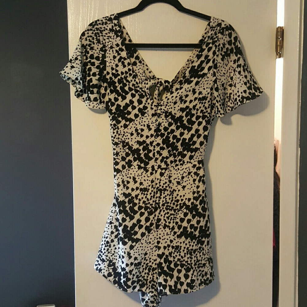 FLOWY FLORAL B&W ROMPER ????