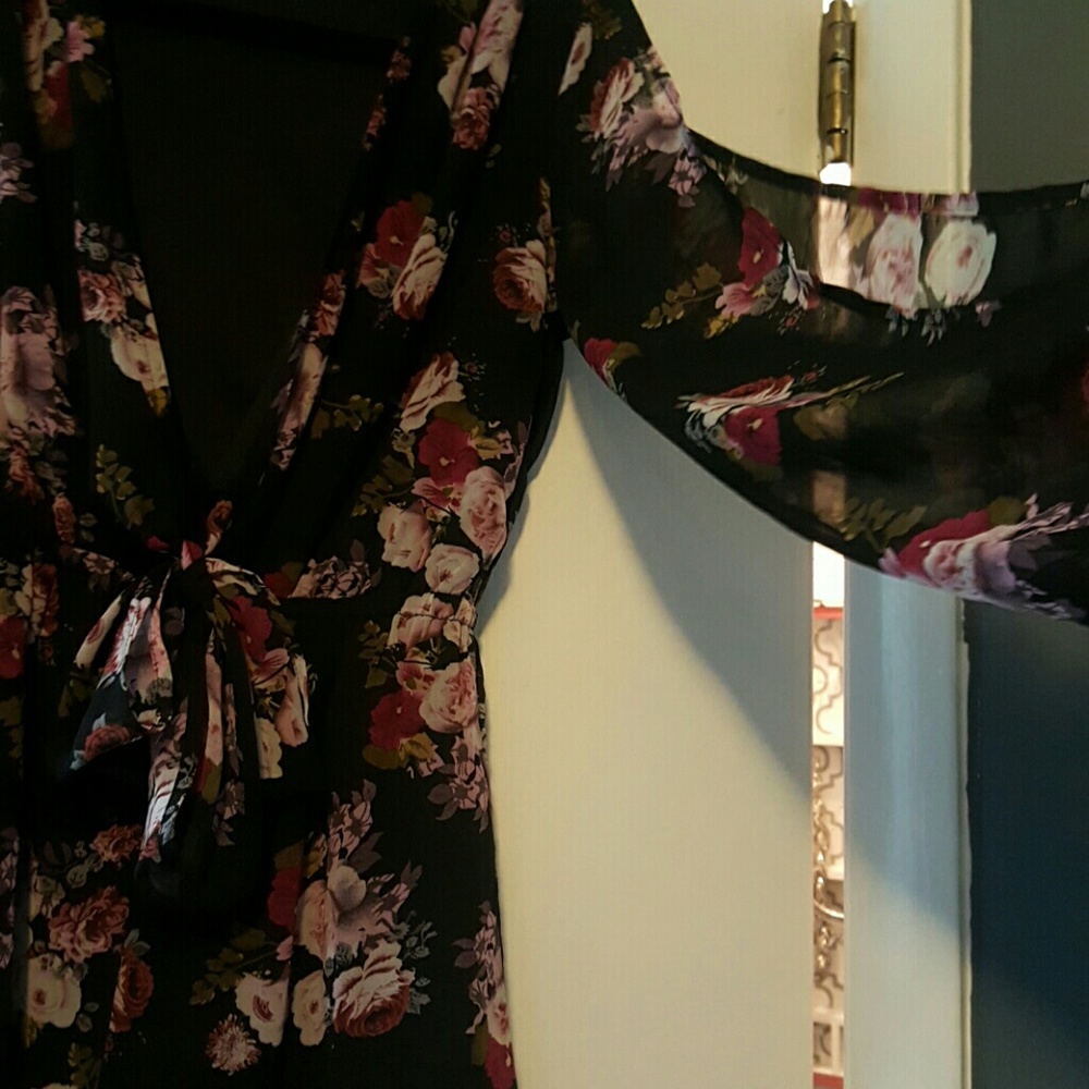 BLACK FLORAL ROMPER - Picture 2 of 4