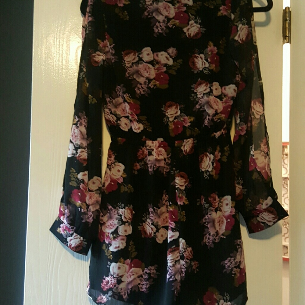BLACK FLORAL ROMPER - Picture 3 of 4