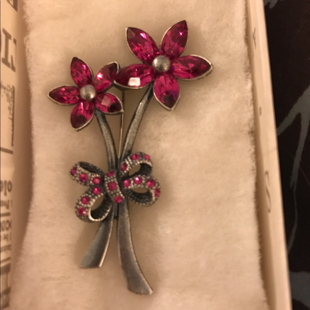 🌺 Stunning Vintage Brooch - Flower Design