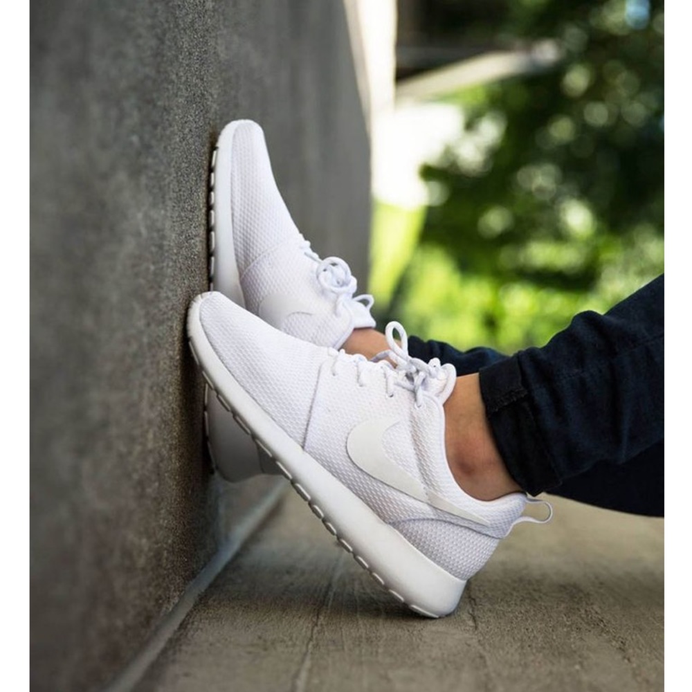 White Nike Roshe
