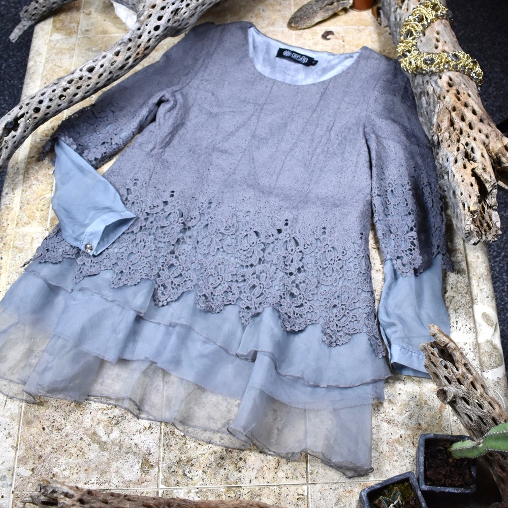🆑Oasap lace and chiffon blouse.